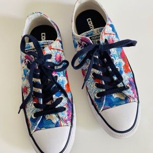 Floral Converse size 7